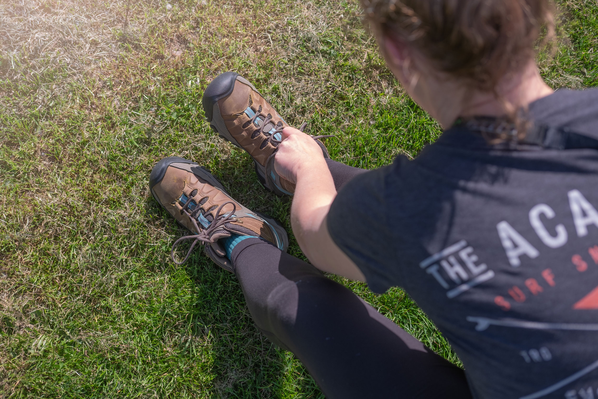 adjusting shoelaces to prevent blisters