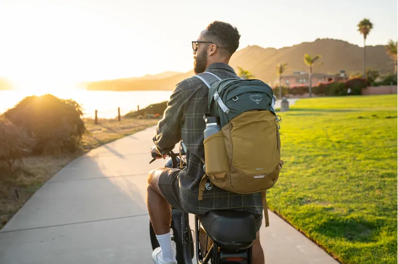 Osprey Nebula 32 Sawdust Tan/Raisin Red-10