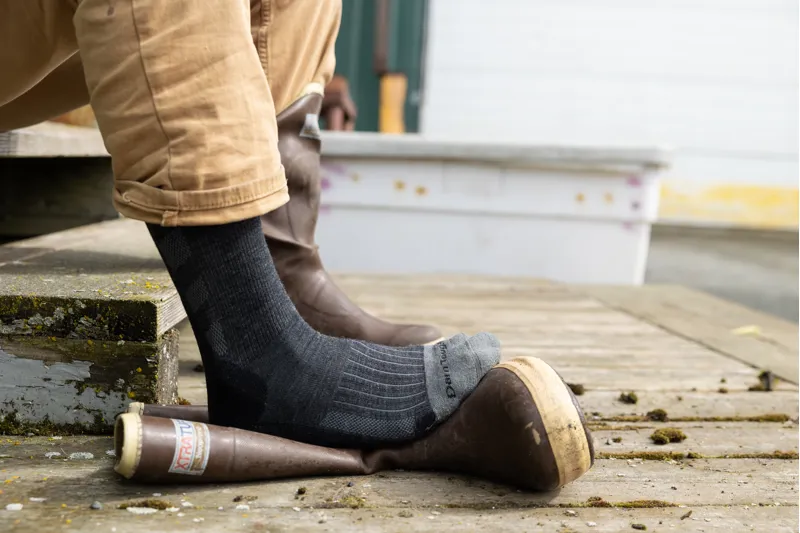 Darn Tough Mens Stanley K Mid-Calf Lightweight Work Socks Gravel-4