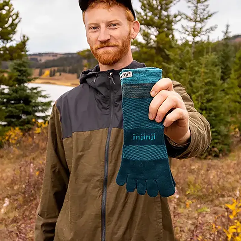 Injinji  Men's Trail Midweight Mini-Crew Toe Socks Midnight-2