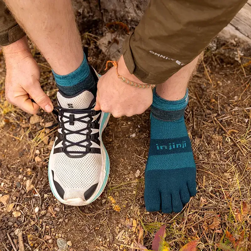 Injinji  Men's Trail Midweight Mini-Crew Toe Socks Midnight-4